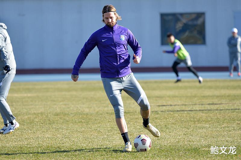  马赛核心球员重伤赛季报销，球队前景蒙上阴影  