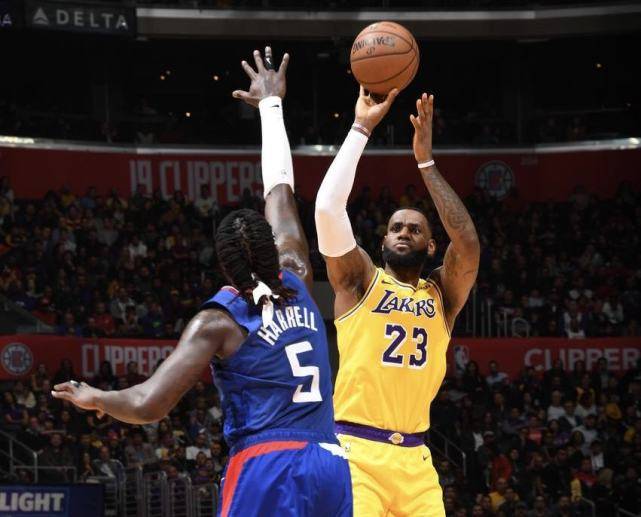  詹姆斯三双率湖人险胜勇士迎五连胜佳绩